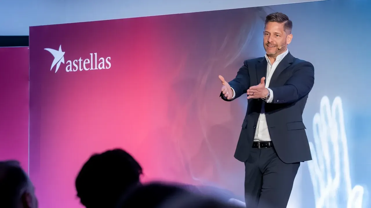 Corporate guests listen to Florian Ilgen, keynote speaker at a Madrid event